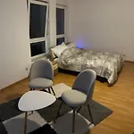Schoene Fuer Tagesgaeste, Studenten Oder Handwerker, Gablenz, Oepnv Direkt Vor Der Tuer, Internet & Tv Inkl Apartment