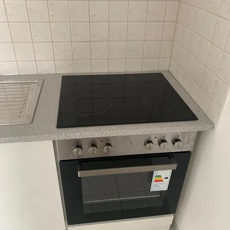 Schoene Fuer Tagesgaeste, Studenten Oder Handwerker, Gablenz, Oepnv Direkt Vor Der Tuer, Internet & Tv Inkl Apartamento *