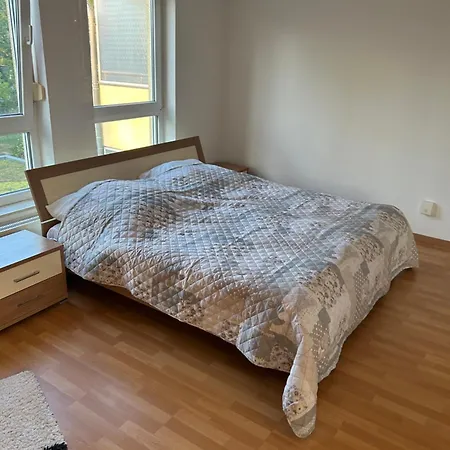 Schoene Fuer Tagesgaeste, Studenten Oder Handwerker, Gablenz, Oepnv Direkt Vor Der Tuer, Internet & Tv Inkl Apartamento *