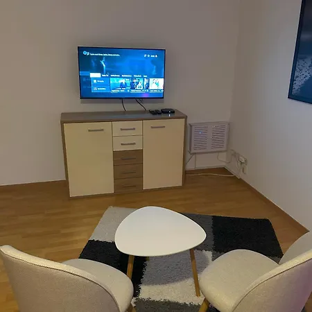 Schoene Fuer Tagesgaeste, Studenten Oder Handwerker, Gablenz, Oepnv Direkt Vor Der Tuer, Internet & Tv Inkl Apartamento *