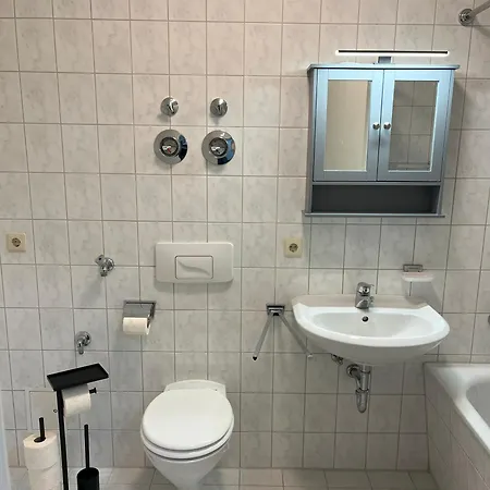 Schoene Fuer Tagesgaeste, Studenten Oder Handwerker, Gablenz, Oepnv Direkt Vor Der Tuer, Internet & Tv Inkl Lejlighed