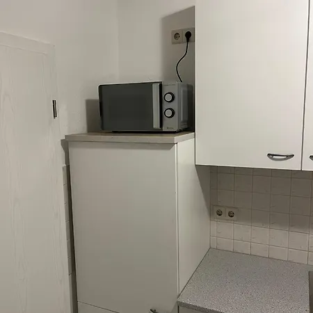 Apartment Schoene Fuer Tagesgaeste, Studenten Oder Handwerker, Gablenz, Oepnv Direkt Vor Der Tuer, Internet & Tv Inkl