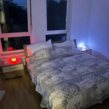 Apartamento Schoene Fuer Tagesgaeste, Studenten Oder Handwerker, Gablenz, Oepnv Direkt Vor Der Tuer, Internet & Tv Inkl