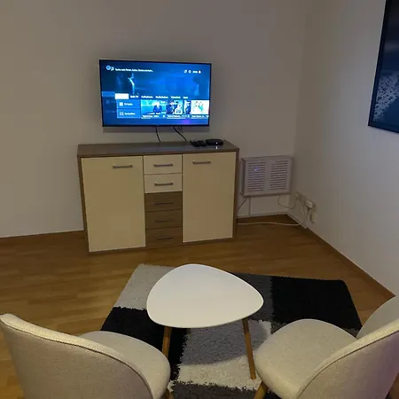 Schoene Fuer Tagesgaeste, Studenten Oder Handwerker, Gablenz, Oepnv Direkt Vor Der Tuer, Internet & Tv Inkl Apartamento *