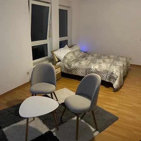 Schoene Fuer Tagesgaeste, Studenten Oder Handwerker, Gablenz, Oepnv Direkt Vor Der Tuer, Internet & Tv Inkl Apartment
