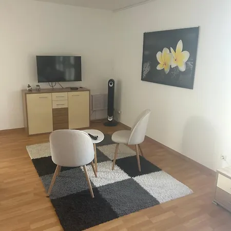 Schoene Fuer Tagesgaeste, Studenten Oder Handwerker, Gablenz, Oepnv Direkt Vor Der Tuer, Internet & Tv Inkl Apartment