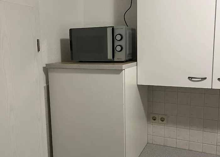 Lejlighed Schoene Fuer Tagesgaeste, Studenten Oder Handwerker, Gablenz, Oepnv Direkt Vor Der Tuer, Internet & Tv Inkl