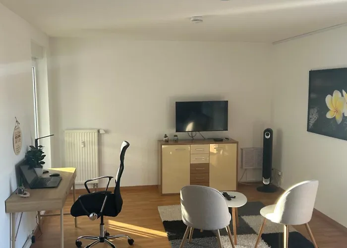 Schöne Für Tagesgäste, Studenten Oder Handwerker, Gablenz, öpnv Direkt Vor Der Tür, Internet&tv Inkl * Chemnitz